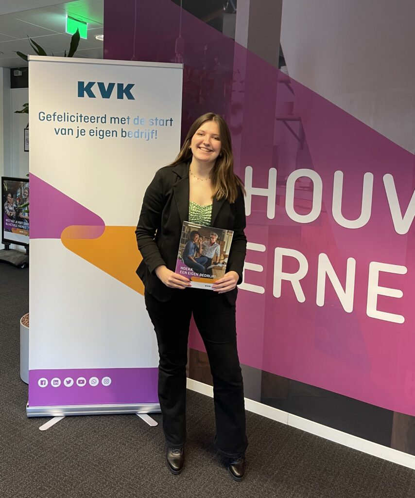 Sterre Wagemakers voor een banner van Kamer van Koophandel